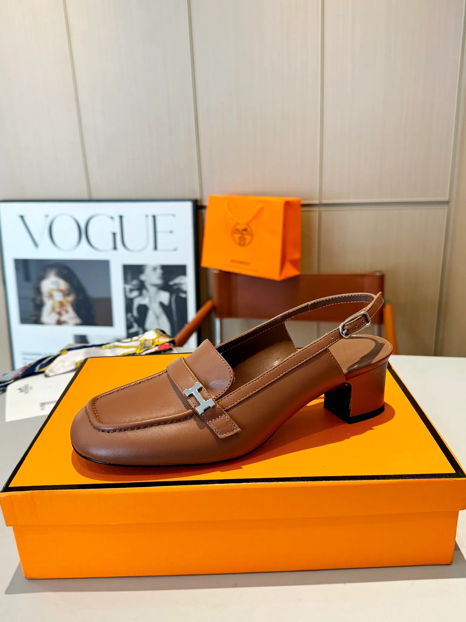👟👟Ex-factory price 520👟👟 Hermes Groupie square-toe H-buckle mules, half-drag high heels and flat heels; the foot feel at the counter is invincible, groupie Mule shoes are made of h-buckle canvas and calfskin with mini silver Paris shoe buckles and contrasting piping. They are super beautiful in real life. Upper: imported original calfskin/original molded fabric. Lining: sheepskin. Outsole: Italian genuine leather outsole. Original packaging. Heel height: 5cm and 2 types of flat heel. Size: 35-41 (customized in size 42). Color: 6 colors.
